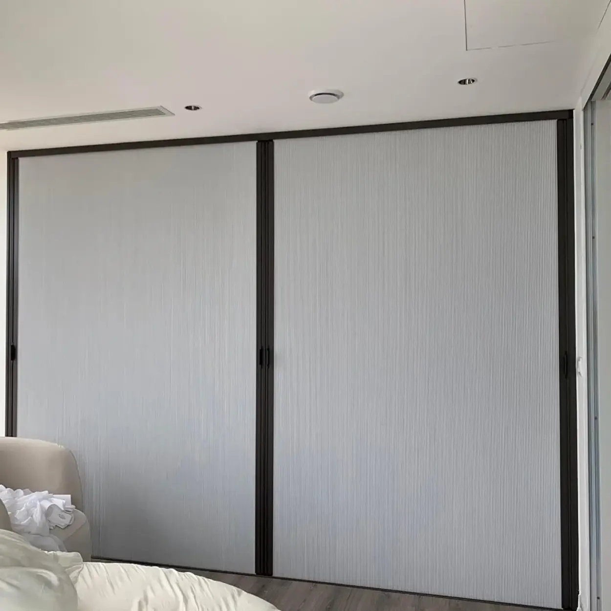 Bolvadin salon — portraylı honeycomb perde, gizli mekanizma, dimout kumaş